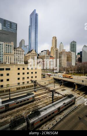 Bahngleise und Straßen vor der Skyline, Chicago, Illinois, USA, Nordamerika Stockfoto