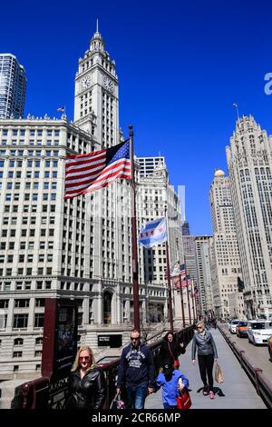 Amerikanische Flagge vor dem Wrigley Building, Chicago, Illinois, USA, Nordamerika Stockfoto