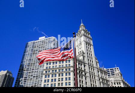 Amerikanische Flagge vor dem Wrigley Building, Chicago, Illinois, USA, Nordamerika Stockfoto