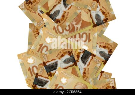 100 Kanadische Dollar Scheine fliegen isoliert auf weiß. Viele Banknoten fallen mit weißem Kopieplatz auf der linken und rechten Seite Stockfoto