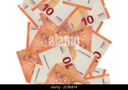 10 Euro Scheine fliegen isoliert auf weiß. Viele Banknoten fallen mit weißem Kopieplatz auf der linken und rechten Seite Stockfoto