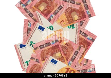 10 Euro Scheine fliegen isoliert auf weiß. Viele Banknoten fallen mit weißem Kopieplatz auf der linken und rechten Seite Stockfoto