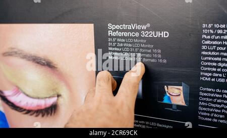 Paris, Frankreich - 11. Apr 2018: Männlicher POV zeigt auf der Kartonverpackung des NEC SpectraView Reference 322 HD-Monitordisplays mit 31.5 Zoll im 16:9-Format Stockfoto