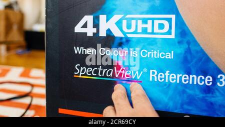 Paris, Frankreich - Apr 11, 2018: Männlicher POV zeigt auf dem Karton des 4K UHD NEC SpectraView Reference 322 HD Monitor Displays mit Stockfoto