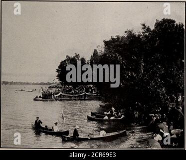 . Die Spielplätze von Kanada; eine kurze Abhandlung über Touristen-, Angel- und Jagdgebiete erreicht durch die Grand Trunk Railway System . UCHIGHING zwei Namen mit einem subtilen Aroma in ihrer sehr euphony, ein spanisches Wort und der andere von indischer Herkunft, sind fast immer in der Beschreibung eines der schönsten Sommer-Resortdistricts in den berühmten Highlands von Ontario. Orillia na?nesthe Stadt (80-sechs Meilen nördlich von Toronto), eine der schönsten und malerischsten in ganz Kanada und Couchiching der lieblichen machen an deren Ufer es gebaut ist. Orillia ist das Tor zur Region Muskoka, denn es ist Stockfoto