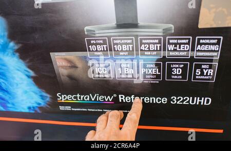 Paris, Frankreich - 11. Apr 2018: Männlicher POV zeigt auf dem Karton des NEC SpectraView Reference 322 HD Monitor Displays mit 10 Bit Pixel, Wide Gamut LED, 5 Jahre Garantie Stockfoto