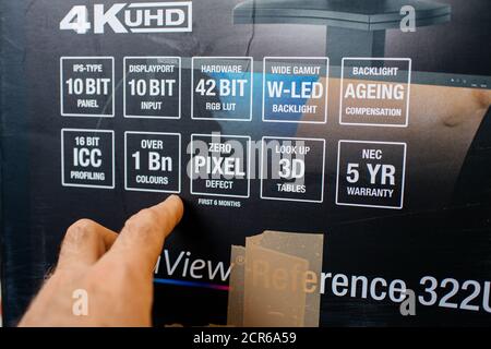 Paris, Frankreich - 11. Apr 2018: Männlicher POV zeigt auf dem Karton des NEC SpectraView Reference 322 HD Monitor Displays mit über 1 Milliarde Farben, Stockfoto