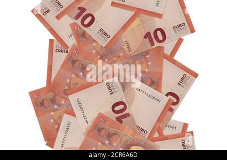 10 Euro Scheine fliegen isoliert auf weiß. Viele Banknoten fallen mit weißem Kopieplatz auf der linken und rechten Seite Stockfoto