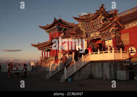 Sonnenaufgang Blick auf Jinding Gipfel Tempel, Jizushan, Yunnan, China März 2006 Stockfoto