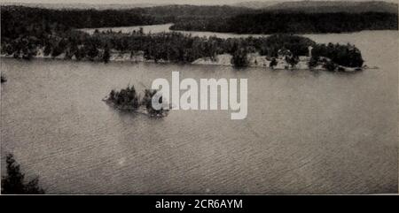 . Die Spielplätze Kanadas; eine kurze Abhandlung über Touristen-, Angel- und Jagdgebiete, die von der Grand Trunk Railway System erreicht werden. In der Bucht von Quinte und St. LawrenceRiver, sowie in der Kette von Seen, die durch die Grafschaften Victoria und Peterboro, Und bekannt als die Kawartha Seen, isfound die maskinonge (Lucius-Lucius maskinonge). Dieser Fisch ist der König der Hechtfamilie in Amerika, und ist oft passend termedthe Wolf of the Waters. Es ist auch in Lake Simcoe gefunden, Moonriver, und bei Ste. Anne de Bellevue, auf dem Ottawa River, wo sie laufen in Gewicht bis zu sechzig Pfund. HIGHLANDS Stockfoto