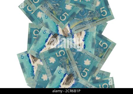 5 Kanadische Dollar-Rechnungen fliegen isoliert auf weiß. Viele Banknoten fallen mit weißem Kopieplatz auf der linken und rechten Seite Stockfoto