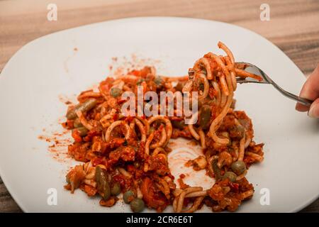 Serviert leckere Spaghetti mit roter Sauce und Gemüse in italienischer sprache Stil Stockfoto