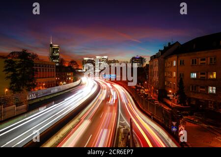 Essen, Nordrhein-Westfalen, Ruhrgebiet, Deutschland - Autobahn A40 während der abendlichen Hauptverkehrszeit mit Blick in die Essener Innenstadt. Stockfoto