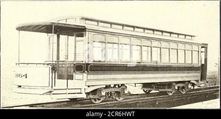 . Die Straßeneisenbahnzeitung . der Seiteneingang wird vom Schaffner leichter beobachtet, und, weiter, es ist nicht wahrscheinlich, mit den stehenden Passagieren überfüllt zu sein, wie eine Plattform sein würde. Es ist kein Ort, an dem Menschen natürlich Lust haben, stehen zu wollen, wie sie es auf einer Plattform vorne oder hinten tun würden. Das Denver Auto hat sicherlich viele Punkte, um es zu empfehlen, insbesondere für ein Klima wie das von Denver, das von einem Merkmal zwischen dem der östlichen und zentralen Staaten ist, wo es große Schwankungen in der Temperatur gibt, und die der Pazifikküste, wo die Temperatur so wenig variiert. Dieses Auto dient ad-mirab Stockfoto