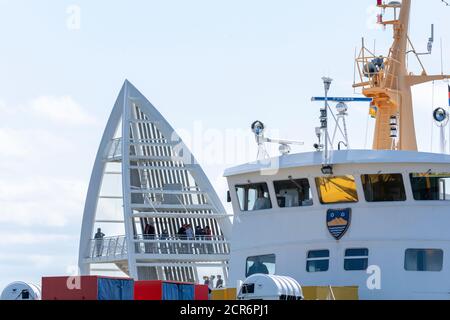 Deutschland, Niedersachsen, Juist, die Meeresmarke an der Hafeneinfahrt. Stockfoto