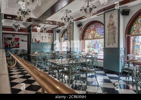 Art Nouveau Café und Restaurant El Real, Inneneinrichtung mit Bleilampen, Siebdruck-Glasfenster in Miranda von Ebro, Burgos, Kastilien und Leon Stockfoto