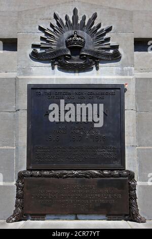 Nahaufnahme der Gedenktafel am 5. Australian Division Memorial auf dem Buttes New British Cemetery in Zonnebeke, Belgien Stockfoto