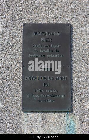 Gedenktafel an den Schützengräben am Dodengang (Graben des Todes) in Diksmuide, Belgien, wo im Oktober 1914 die Schlacht am Yser stattfand Stockfoto