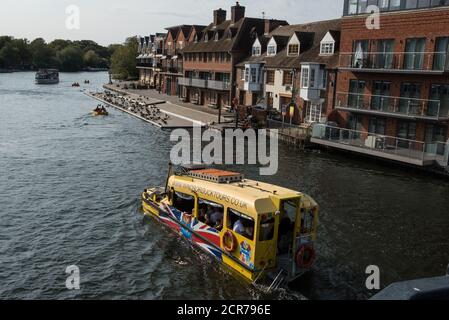 Windsor, Großbritannien. 19th. September 2020. Ein Amphibienfahrzeug von Windsor Duck Tours fährt an der Themse unter die Windsor Bridge. Windsor Duck Tours bietet Sightseeing-Touren rund um Windsor auf Straße und Fluss. Kredit: Mark Kerrison/Alamy Live Nachrichten Stockfoto