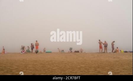 Badegäste im Nebel am Narbonne Plage im Sommer Stockfoto