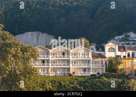 Deutschland, Mecklenburg-Vorpommern, Sassnitz, Wohnhäuser, Ferienhäuser, Kreidefelsen Stockfoto