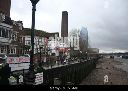 Shakespeare's Globe, eine Nachbildung des elisabethanischen Originals, ist ein beliebter Touristenort in London, Großbritannien. Das Theater hat eine aktive Produktionssaison. Stockfoto