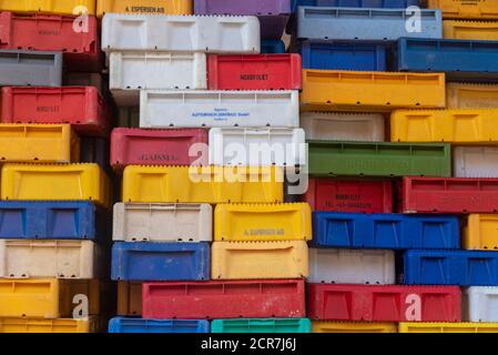 Deutschland, Mecklenburg-Vorpommern, Sassnitz, bunte Fischkisten im Stadthafen Sassnitz, Rügen, Ostsee Stockfoto