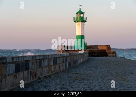 Deutschland, Mecklenburg-Vorpommern, Sassnitz, Leuchtturm an der Hafenausfahrt Sassnitz auf der Insel Rügen, Ostsee Stockfoto