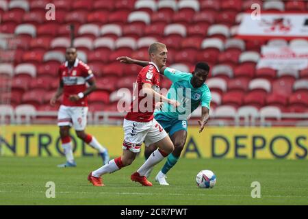 MIDDLESBROUGH, ENGLAND. 19. SEPTEMBER 2020 George Saville von Middlesbrough und Jefferson Lerma von Bournemouth während des Sky Bet Championship-Spiels zwischen Middlesbrough und Bournemouth im Riverside Stadium, Middlesbrough. (Kredit: Mark Fletcher, Mi News) Kredit: MI Nachrichten & Sport /Alamy Live Nachrichten Stockfoto