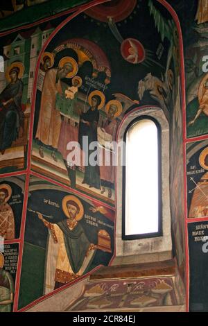 Borzești Orthodoxe Kirche, Rumänien. Fenster mit Fresken: Die Darstellung Jesu im Tempel (oben) und Heiliger Kosmas der Arzt (unten). Stockfoto