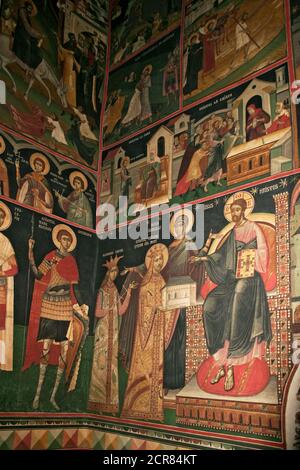 Borzești Orthodoxe Kirche in Onești, Kreis Bacău, Rumänien. Fresko mit den Gründern, die die Kirche Jesus Christus und der Mutter Gottes darbringen. Stockfoto