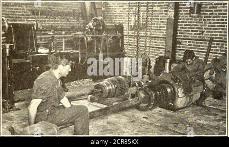 . Electric Railway Journal . darunter Bürgermeister, Eisenbahnmanager und öffentliche Versorgungsexperten, die von der Teilnahme an den Anhörungen im August entlüftet wurden. Nach ihrer Aussage wird das Arbeitsprogramm aufgesetzt werden und dies wird drei oder vier Tage für die Präsentation benötigen.Es wird erwartet, dass die Aussage der Amalgamated Association of Street and Electric Railway Mitarbeiter von W. Jett Lauck aus Washington und James H. Vahey aus Boston als Berater durchgeführt wird. Der Fragebogen, den die kommission erwartet hatte, an eine Vielzahl von Personen zu richten, die eng mit der Straßenbahnindustrie verwandt sind und an ihr interessiert sind Stockfoto