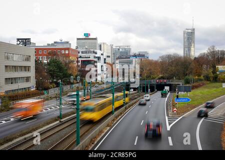 Autobahn A40 und U-Bahn Linie U18, Stadtautobahn in Essen, blaue Umweltzone, dieses Gebiet wäre von einem Diesel-Fahrverbot betroffen, Essen, Stockfoto