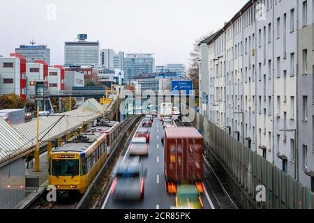 Autobahn A40 und U-Bahn Linie U18, Stadtautobahn in Essen, blaue Umweltzone, dieses Gebiet wäre von einem Diesel-Fahrverbot betroffen, Essen, Stockfoto