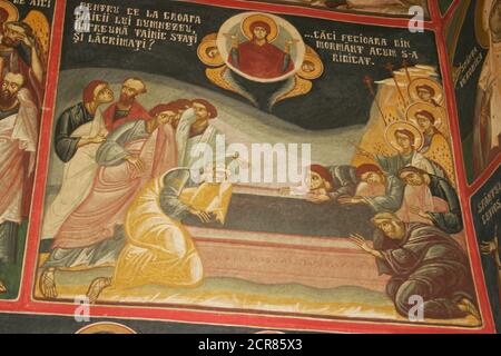 Borzești Kirche in Onești, Kreis Bacău, Rumänien. Fresko mit den Jüngern am Grab der heiligen Maria, während Engel ihre Himmelfahrt verkünden. Stockfoto