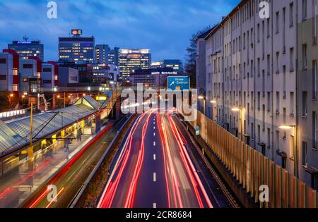 Rush Hour Verkehr auf der Autobahn A40 in Essen, blaue Umweltzone, dieses Gebiet wäre von einem Diesel-Fahrverbot betroffen, Essen, Ruhrgebiet, Nord Stockfoto