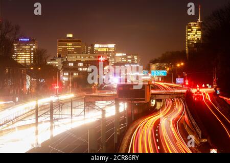 Rush Hour Verkehr auf der Autobahn A40 in Essen, blaue Umweltzone, dieses Gebiet wäre von einem Diesel-Fahrverbot betroffen, Essen, Ruhrgebiet, Nord Stockfoto