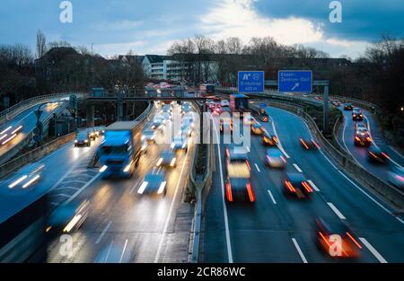 Rush Hour Verkehr auf der Autobahn A40 in Essen, blaue Umweltzone, dieses Gebiet wäre von einem Diesel-Fahrverbot betroffen, Essen, Ruhrgebiet, Nord Stockfoto