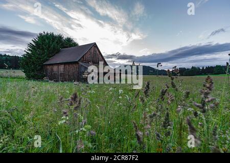 Scheuer, wolkiger Himmel, Sonnenuntergang, Schwäbische Alb, Baden-Württemberg, Deutschland, Europa Stockfoto