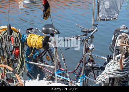 Deutschland, Mecklenburg-Vorpommern, Stralsund, ein Fahrrad ist auf dem Deck eines Segelbootes befestigt, Ostsee Stockfoto