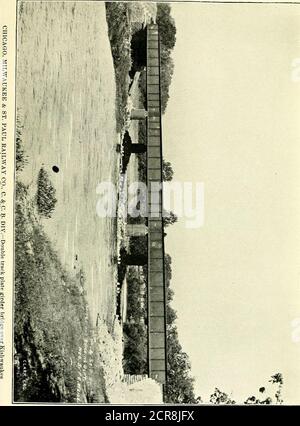 . Jahresbericht der Eisenbahn- und Lagerkommission des Staates Illinois. Ziemlich sauberer Zustand und ist mit Standard Stacheldraht Zaun, der gut gepflegt ist, eingezäunt. SCHLUSSFOLGERUNG. Es gibt auf der Linie dieser Straße vier (4) Doppeltraek-Kreuzungen und nve(5) Einzeltrajk-Kreuzungen und dreißig (30) Grade Autobahnen und Straßen. Im Allgemeinen ist das Anwesen in gutem Zustand. Die proprietären Linien der P. & P. U. Ry. Co. Sind die C, C. C. & St. L.Ry. Co., C, P. CV- St. L. R. R. Co., L. E. CV- W. Ry.Co., P.. D. CV- E. Ry. Co. Und die T., P. IV; W. Ry. Co. Die Mieterfirmen Stockfoto