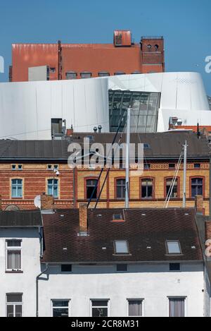 Deutschland, Mecklenburg-Vorpommern, Stralsund, Häuser und Ozeaneum in Stralsund Stockfoto