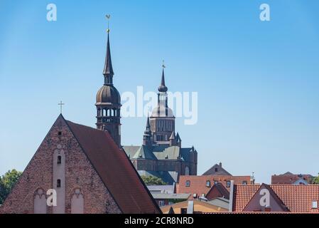 Deutschland, Mecklenburg-Vorpommern, Stralsund, Blick vom Parkhaus im Hafen auf die Marienkirche in der Altstadt von Stralsund, Ostsee Stockfoto