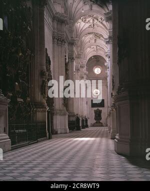 NAVE LATERAL DE LA CATEDRAL DE GRANADA - SIGLO XVI. AUTOR: DIEGO DE SILOE (1495-1563). Lage: CATEDRAL-INTERIOR. GRANADA. SPANIEN. Stockfoto