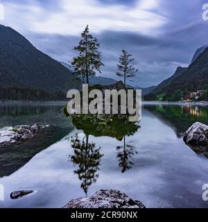 Hintersee, Abend, Nebel, Spiegelungen im Wasser, Ramsau, Berchtesgadener Land, Berchtesgaden, Bayern, Deutschland, Europa Stockfoto