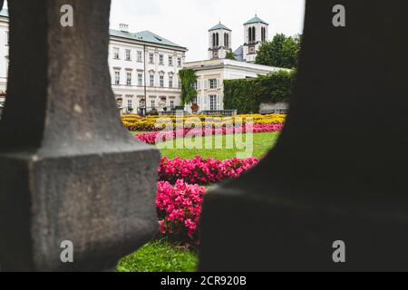 Mirabellgarten, Schlossgarten, Schloss Mirabell, mit den Türmen der Andrakirche im Hintergrund, Salzburg, Österreich, Europa Stockfoto