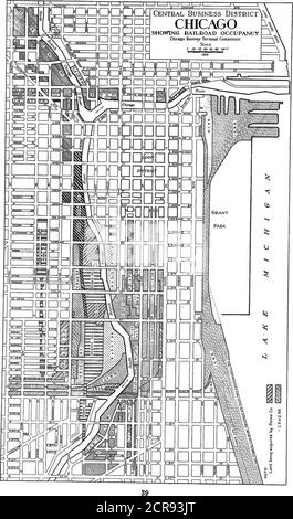 . Vorläufiger Bericht, Chicago Railway Terminal Commission . ANLAGE NR. II NEUANORDNUNG DER PASSAGIERTERMINALS ANLAGE NR. II NEUANORDNUNG DER PASSAGIERTERMINALS. Die Chicago & Northwestern Railway wird mit einer newstation in den Canal und Madison Streets ausgestattet, die ausreichen wird, um ihre Bedürfnisse für einige Zeit zu erfüllen und – wenn ihr gegenwärtiger Suburbanservice damit beseitigt werden könnte – Sie hätte ausreichende Einrichtungen, um ihren Personenverkehr über viele Jahre zu gewährleisten. Die Passage der Union Station Verordnung und ihre Akzeptanz durch die Eisenbahnen bietet Terminal accommodate Stockfoto