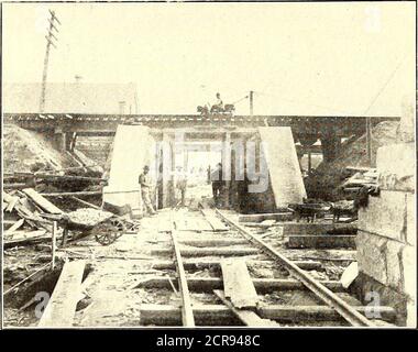 . Die Straßenbahn Zeitschrift . oneach. Die Installation ist zwar sehr hübsch, aber sie ist in keiner Weise in Umfang und Bedeutung für das, was entweder von der Pennsylvania oder New York Central Railroads benötigt wird. Während das Gewicht der Züge, 250 Tonnen bis 300 Tonnen, ungefähr das gleiche sein wird, beträgt die durchschnittliche Anzahl der Züge, die beide Wege pro Tag auf der Orleans Railroad fahren, nur etwa 150, gegenüber etwa 550 durch den New York Central Tunnel. 878 STREET RAILWAY JOURNAL. [Vol. XVIIL Nr. 25. Erie Rapid Transit Street Railway Dies ist der Titel einer neuen Eisenbahn, 15 Meilen lang, daser Platz war Stockfoto