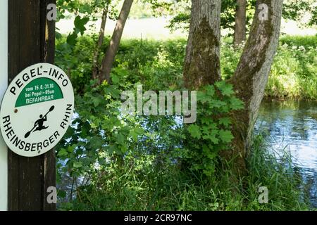Rheinsberger Rhin, Wildwasserstrom, Einfügemarke, Hinweisschild Stockfoto