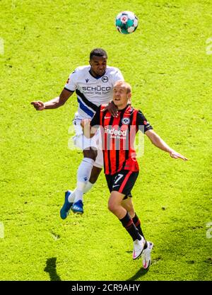 Frankfurt, Deutschland. September 2020. Nathan de Medina (L) aus Bielefeld steht bei einem Bundesliga-Spiel zwischen Eintracht Frankfurt und Arminia Bielefeld in Frankfurt am 19. September 2020 um den Kopfball mit Sebastian Rode aus Frankfurt. Quelle: Kevin Voigt/Xinhua/Alamy Live News Stockfoto